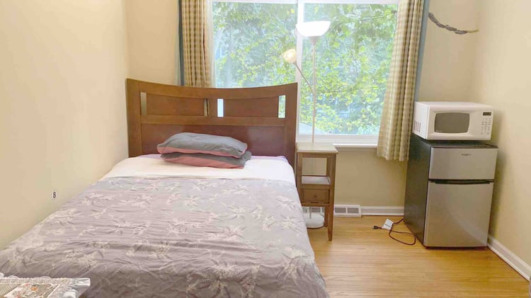 B2 A Private Room in Naperville Downtown with Desk and Wi-Fi Near Everything 